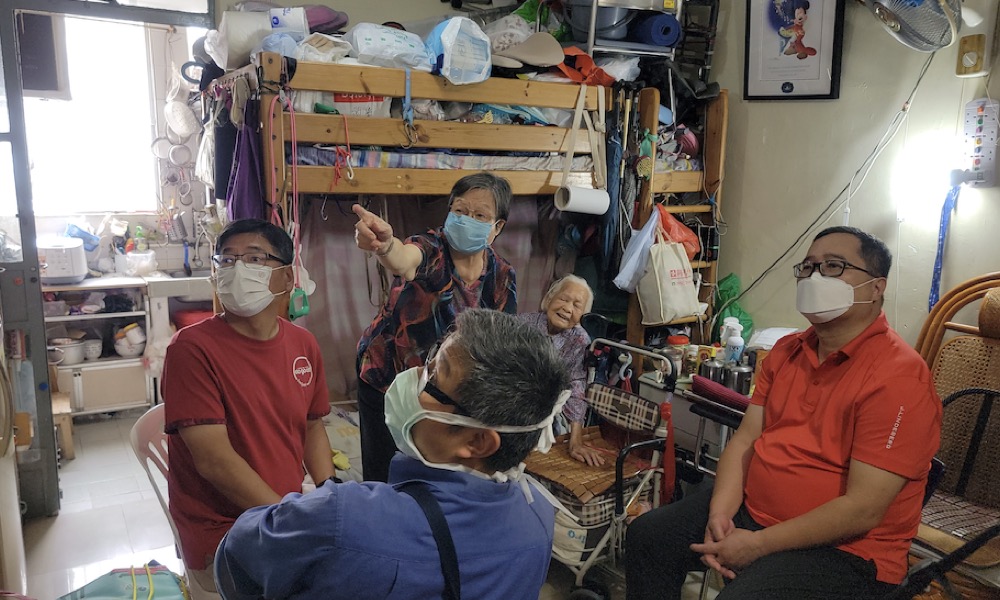 周大福爱心义工队透过爱•关怀•抗疫行动，前往香港各区，向基层、露宿者和有需要的家庭送上防疫抗疫包。