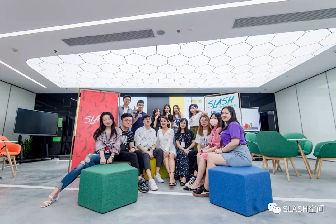 「Slash 」设于深圳总部，是具无限可能的共享工作空间，旨在促进员工成为拥有多种专业技能和创新思想的「 Slash 一族」。