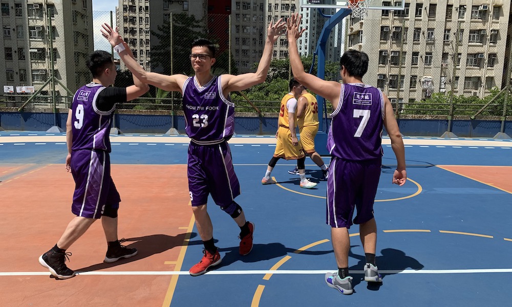 员工组队打篮球，在工余时挥洒汗水。