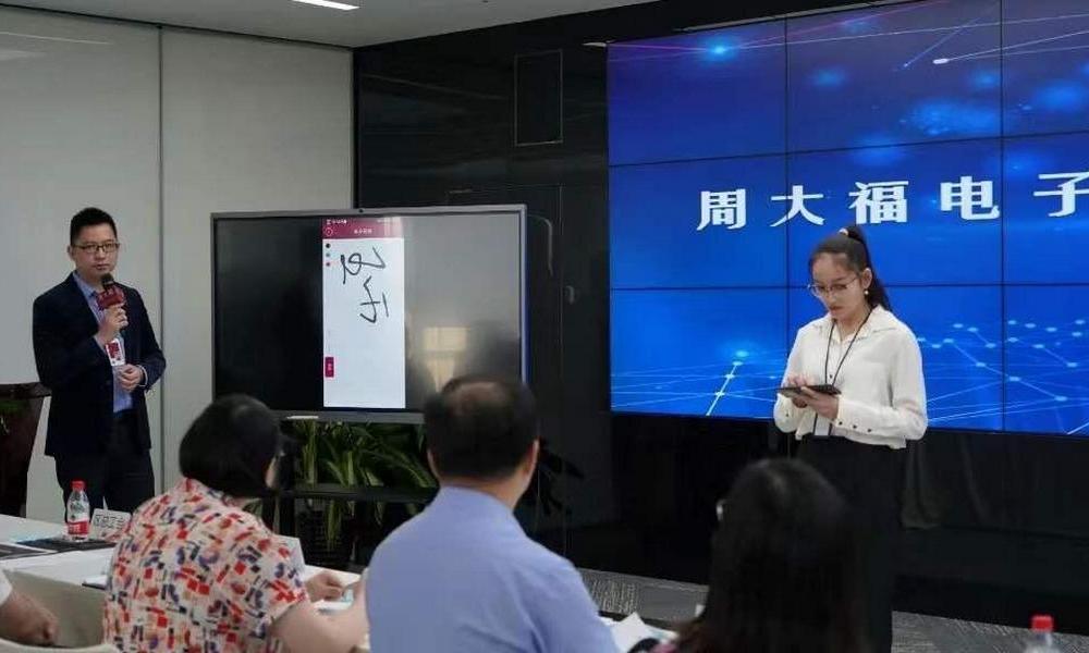 E-contract programme: By combining the Chow Tai Fook’s Smart Talent app with blockchain technology, the pilot project has revolutionised employment contract management, which creates mutual benefits to both employees and the environment, saving a total of 1 million pieces of paper in FY2021.