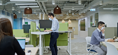 我們的全新混合型辦公空間融入綠色辦公和科技賦能的概念，締造綠色工作空間。